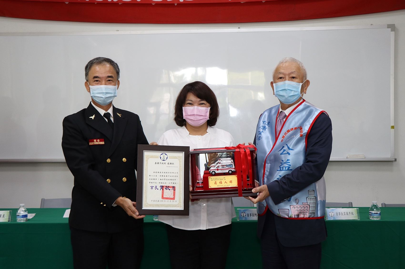 回贈阿南孝司董事長感謝狀與模型.JPG