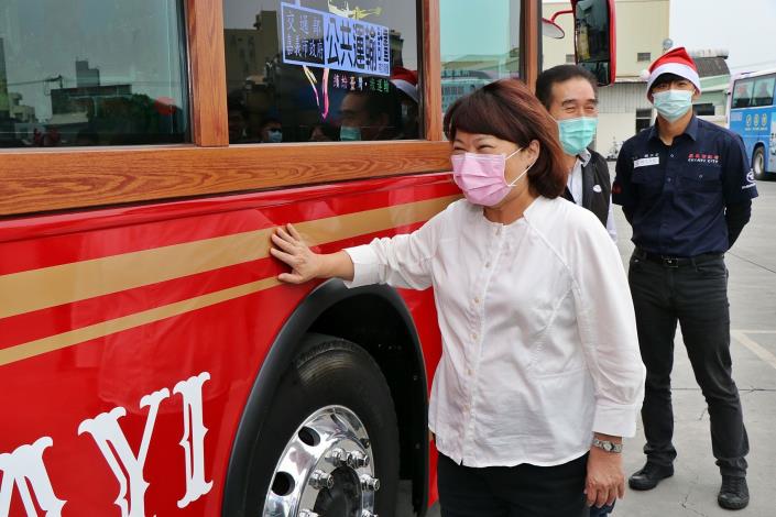 0_市長欣賞車型外觀的巧妙配色.JPG