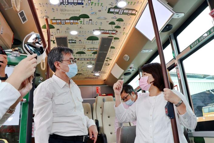 0_公車內車頂也充滿童趣設計巧思.JPG