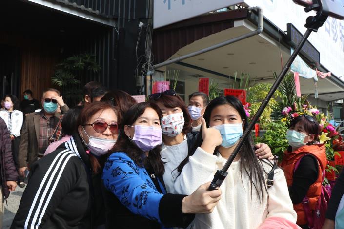 3 市長與民眾開心合照.JPG
