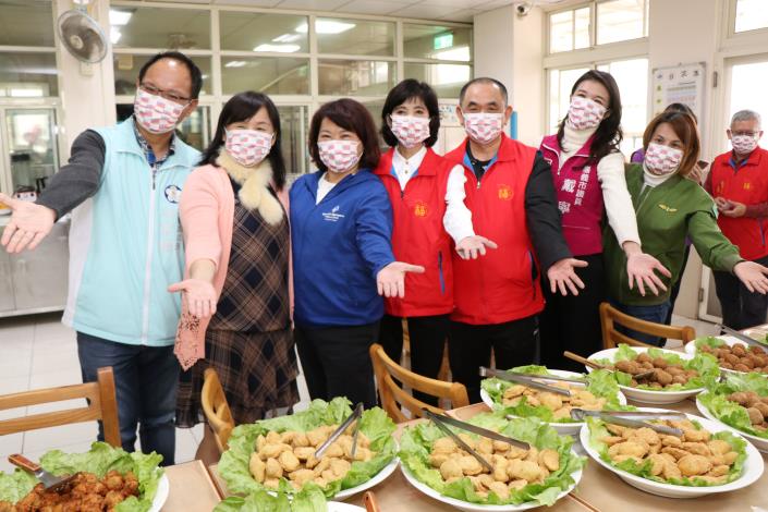 05_提供的加菜金讓院生享受到溫暖美食。.JPG