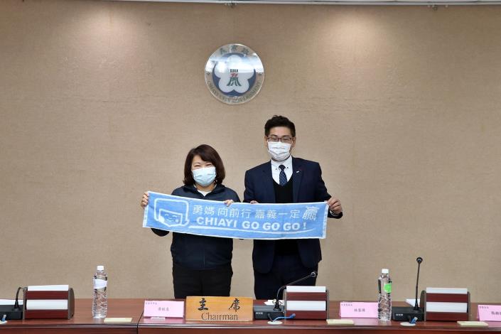0_市長致贈運動毛巾予嘉義國際青年商會.JPG