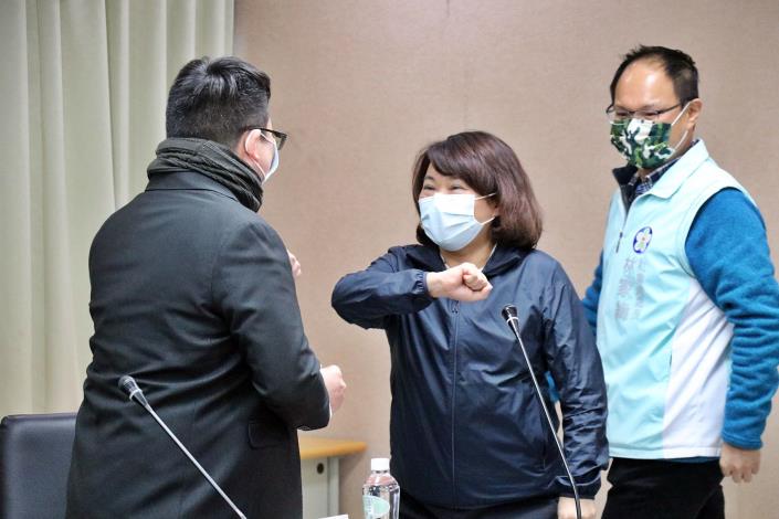 0_市長與青商會成員打招呼.JPG