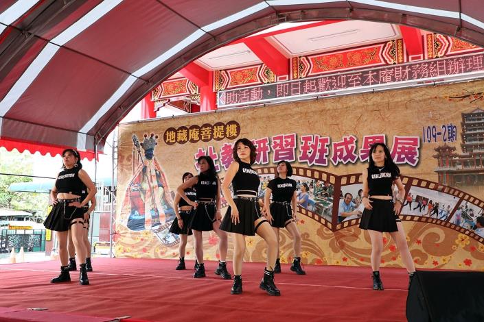 0LINE 地藏庵社教班成果展與捐血_羅秀華前排右一.JPG