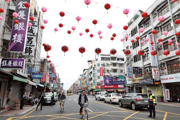 D 電動公車與youbike.JPG