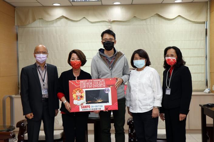 副市長獎得主許育瑋技士.JPG