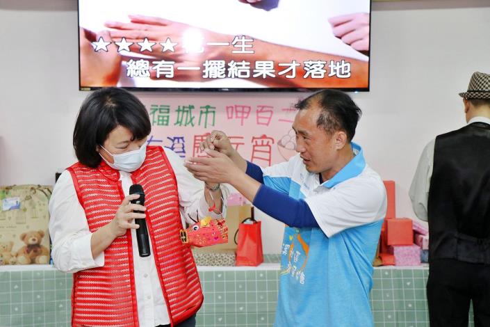 0_邵祈誠理事長致贈小提燈.JPG