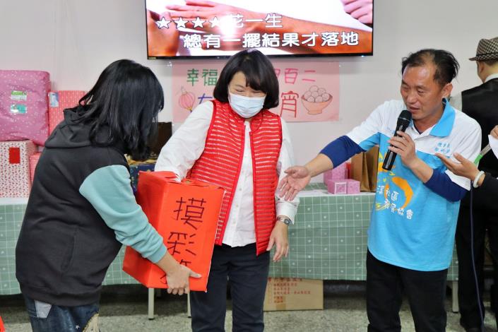 0_市長進行摸彩1.JPG
