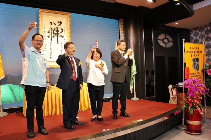 0_市長舉杯與在場人士致意.JPG