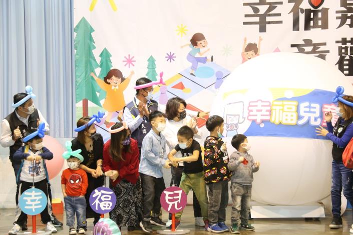0_市長與來賓一同將幸福兒童城市之球充氣.JPG