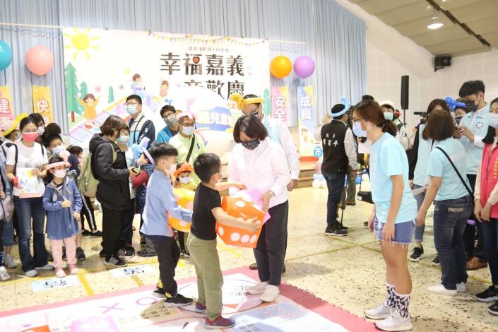 0_市長與小朋友一起遊玩兒權向前行.JPG