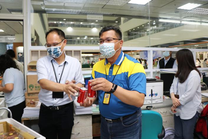 0_現場市府教育處也加碼送上解渴的飲料，讓大家備感窩心。.JPG