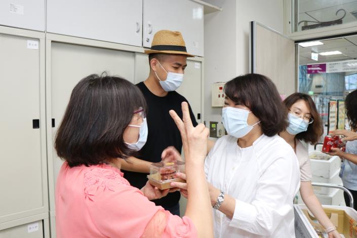 0_市長黃敏惠驚喜現身送甜點.JPG