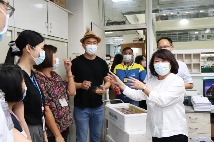0_「超繽紛無花果塔」由78年次的薛凱桓製作(帶帽子者).JPG