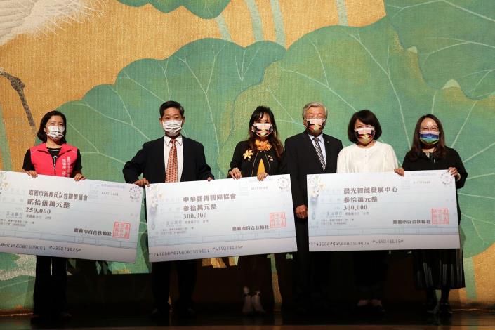 捐贈三單位合照.JPG