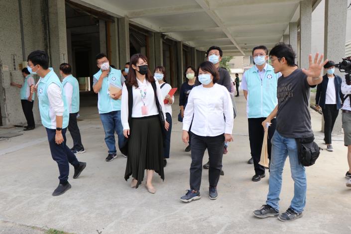 0_昨(21)日嘉義市長黃敏惠率市府團隊前往舊嘉義菸葉廠「公36」現場視察,並進行跨局處、跨單位討論。.JPG