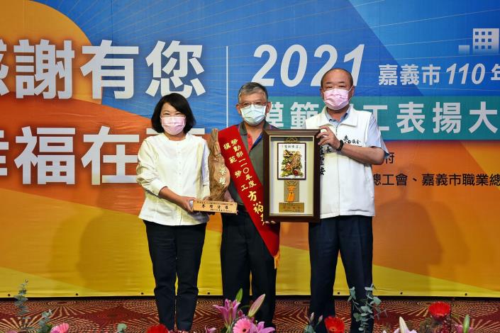 0FB6 (中間為全國模範勞工方裕元).JPG