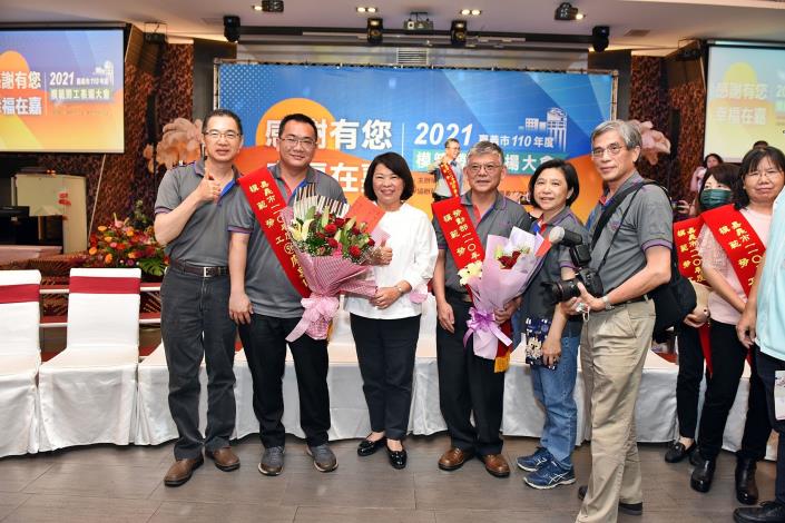 0_右三為全國模範勞工方裕元.JPG