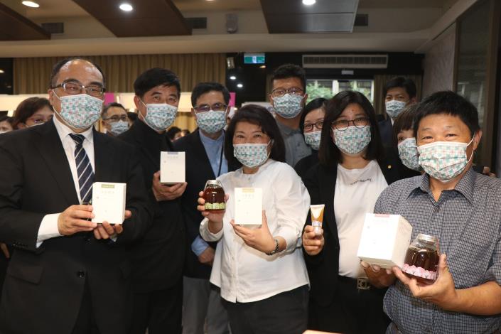 市長參觀嘉義輔導案成果 (3).JPG