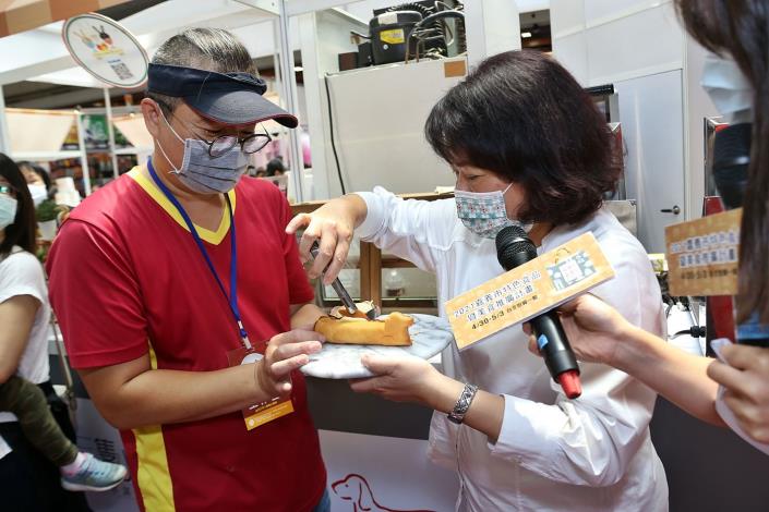 1100430_黃敏惠市長製作烏魚子犬行燒 (1)