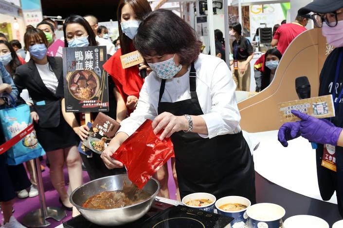 1100430_黃敏惠市長親自示範  林聰明沙鍋麻辣鴨血配小聰明拌麵 (3)
