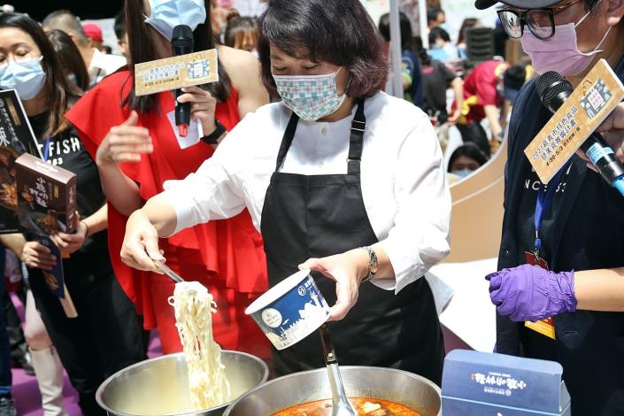 1100430_黃敏惠市長親自示範  林聰明沙鍋麻辣鴨血配小聰明拌麵 (2)