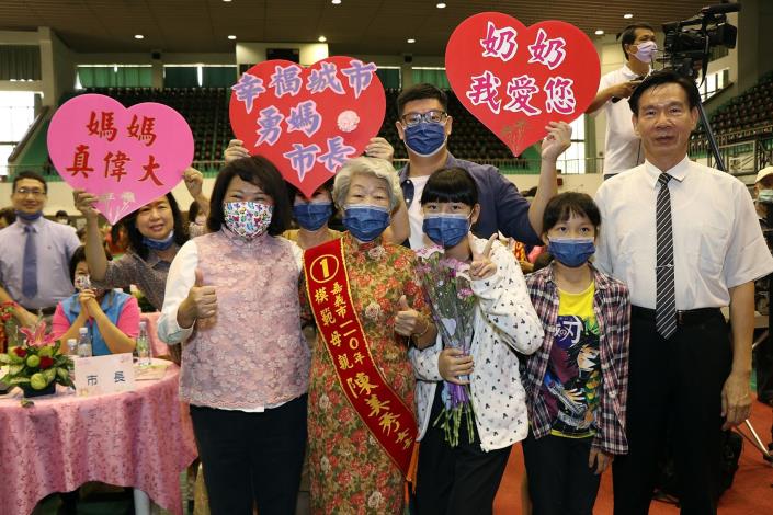 0_市長與陳美秀女士及家人合照.JPG