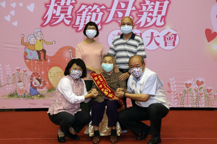 0_市長及議長幫最年長模範母親劉吳梅女士擦護手霜.JPG