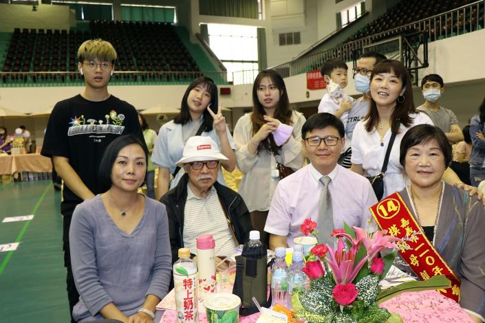 1_模範母親林素芬女士及家人.JPG