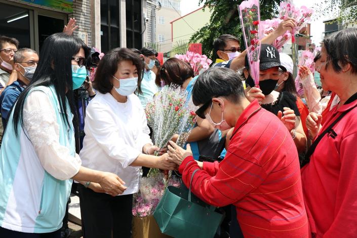 市長發送康乃馨.JPG