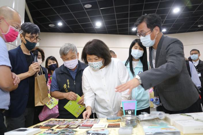0_市長參觀文創輔導師資團隊作品 (3).JPG