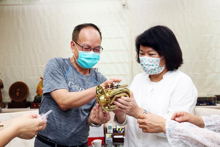 0_致贈桐花祭當日市長吹奏的全世界最迷你小號小銅管予市長做紀念，並示範吹奏指法.JPG