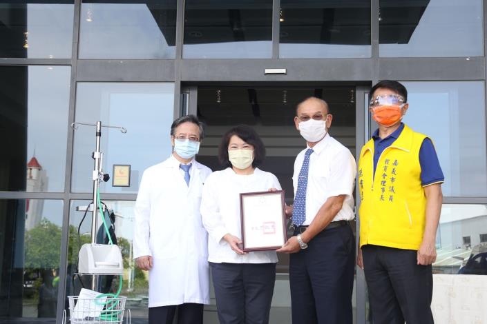 0_市長於嘉基回贈感謝狀給汪輝董事長.JPG