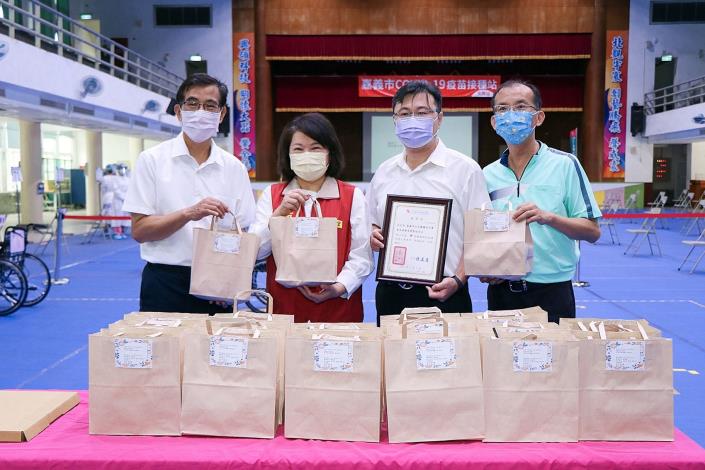 黃敏惠市長感謝簡彰廷會長贈醫護點心飲料