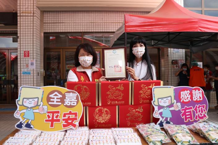 0 官網 2 黃敏惠市長(左)回贈萬事達開發行銷有限公司總經理李奇璉(右)感謝狀.JPG