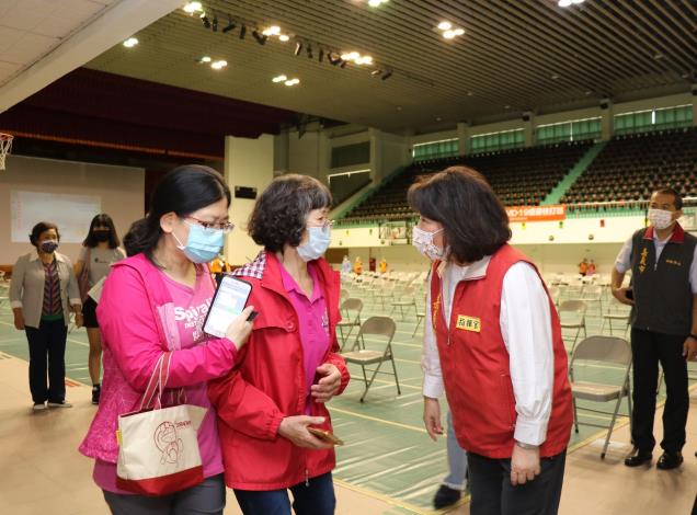 0 官網 7 黃敏惠市長(右一)關心市民接種疫苗後的身體狀況.JPG