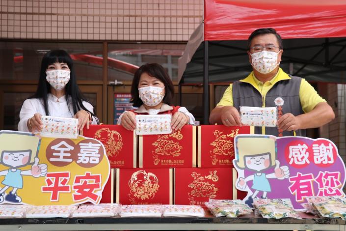 0 官網 1 黃敏惠市長(中)、萬事達開發行銷有限公司總經理李奇璉(左)、嘉義榮民服務處郭豫臨處長(右).JPG