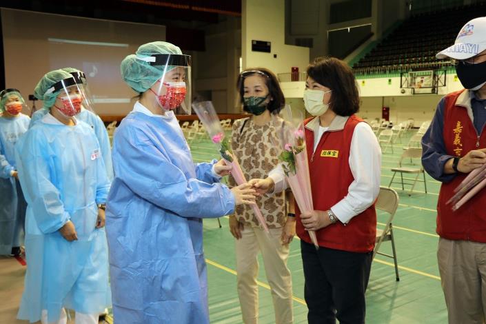 市長贈送陽明醫護團隊玫瑰 表達感謝.JPG