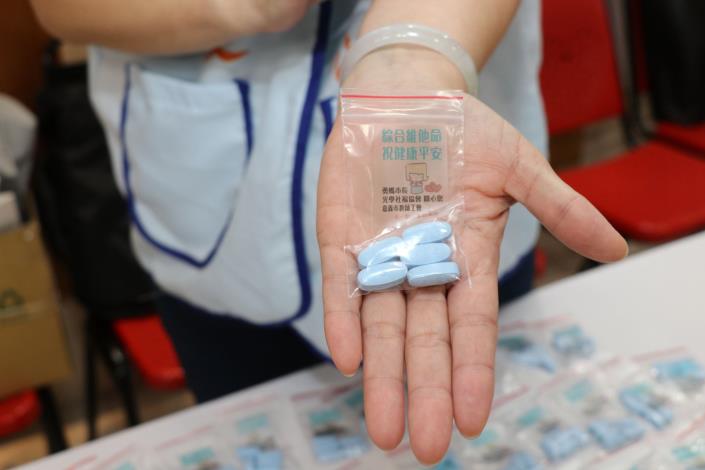 0 官網 4 現場發送由光學社福協會提供的綜合維他命.JPG