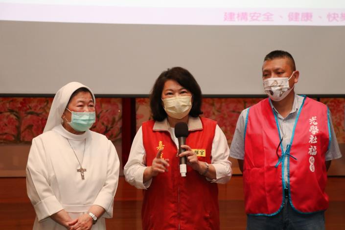 0 官網 1 黃敏惠市長(中)、聖馬爾定陳美惠院長(左)與光學社福協會翁壽良理事長(右).JPG