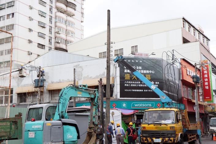 0_文化路夜市商圈台電施工區段第1根電桿拔除作業.JPG