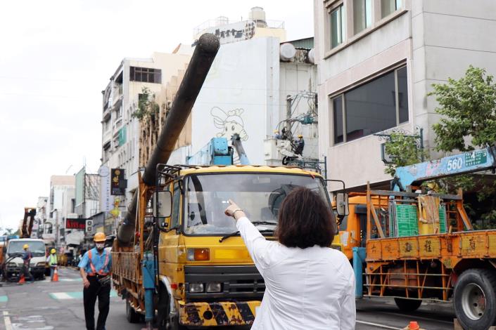 0_黃敏惠市長與電桿.JPG