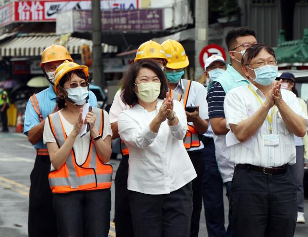 0_黃敏惠市長一行人見證歷史時刻，左為台電營業處處長許一女.JPG