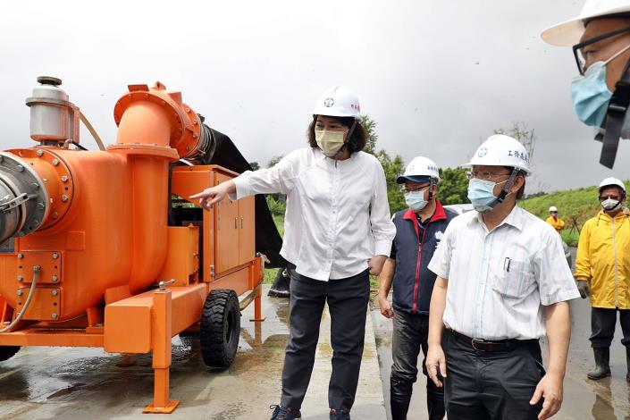 A黃敏惠市長視察後庄直排一 (7).JPG