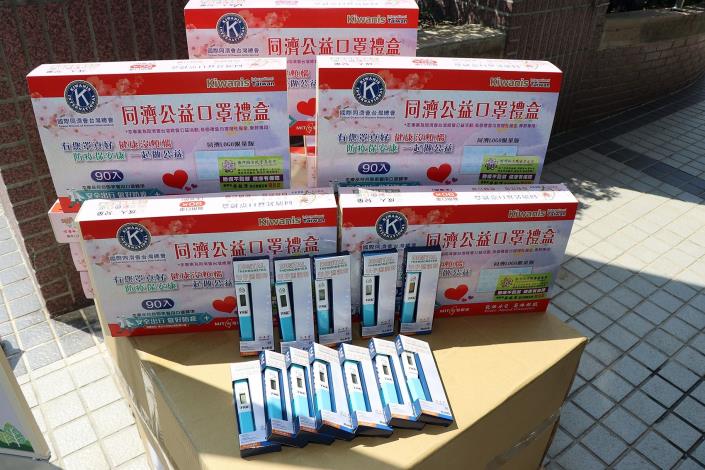0_捐贈簡易式篩檢屏風4組、電子體溫計400支及口罩100盒.JPG