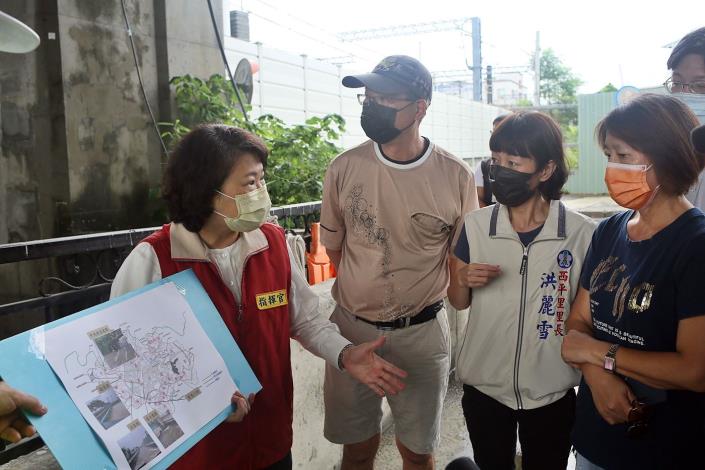 A黃敏惠市長視察番仔溝橋 (3).JPG