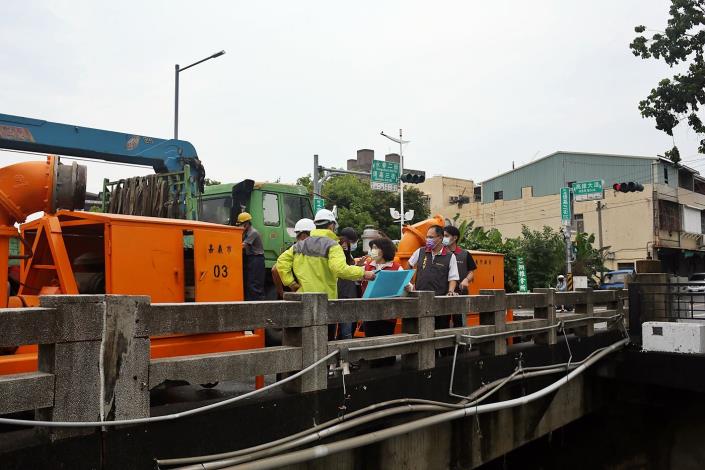 A黃敏惠市長視察永春橋.JPG
