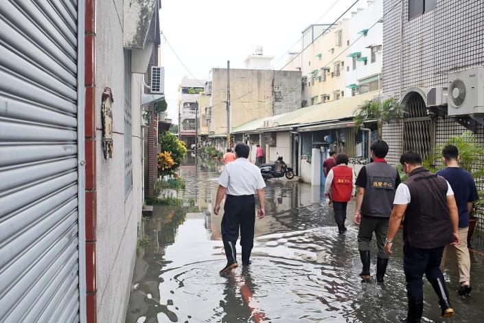 A黃敏惠市長視察重慶二街 (2).JPG