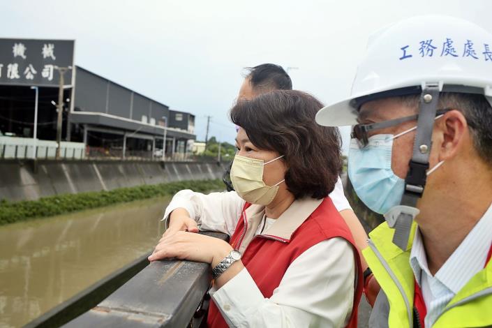 A黃敏惠市長視察通港橋 (2).JPG