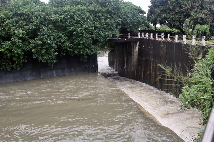 0中央排水起點  水路90度灣  影響通水.JPG